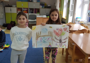 Dziewczynki prezentują rysunek